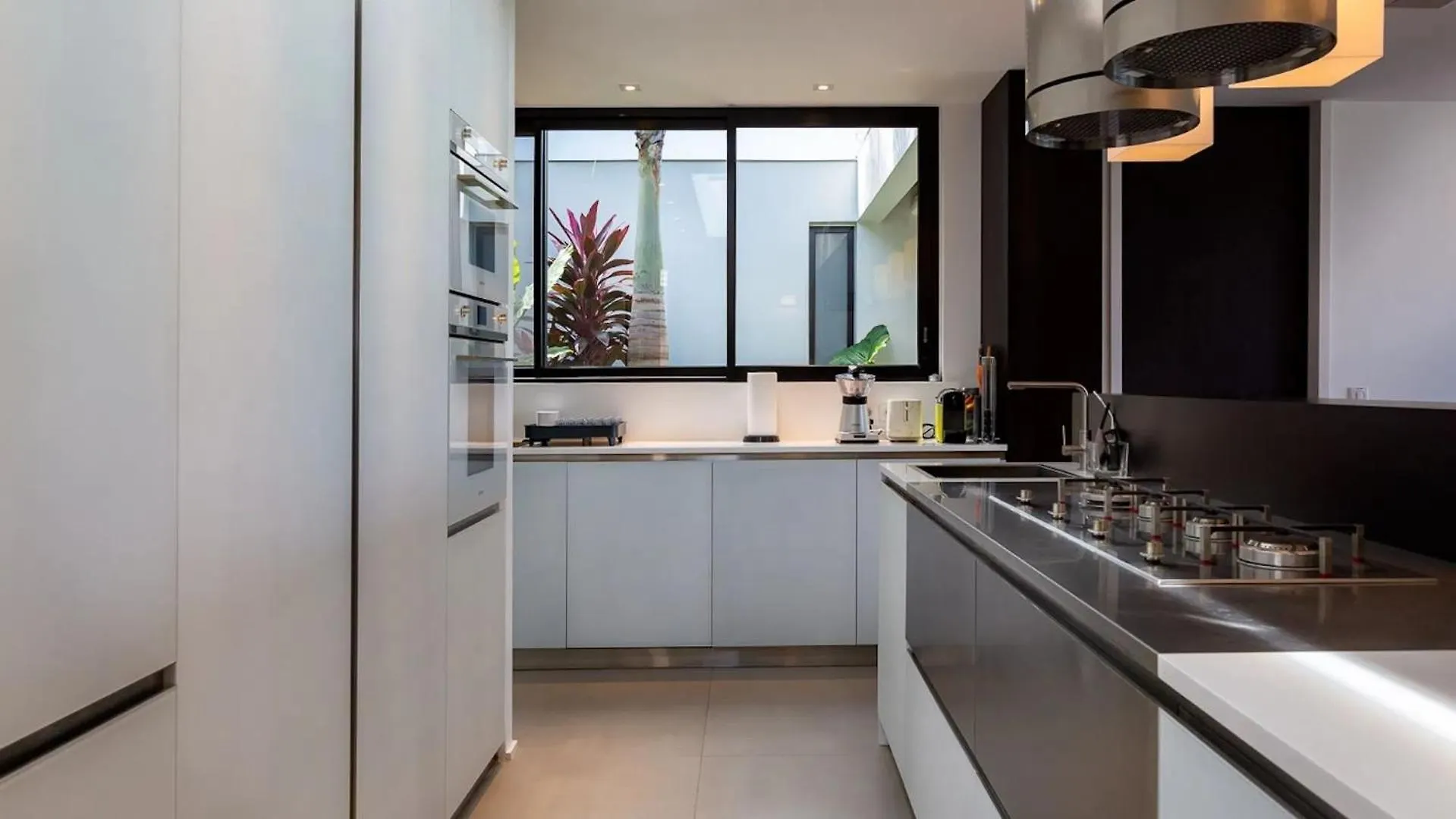 Sleek Caribbean Home With Heated Pool 古斯塔维亚 别墅
