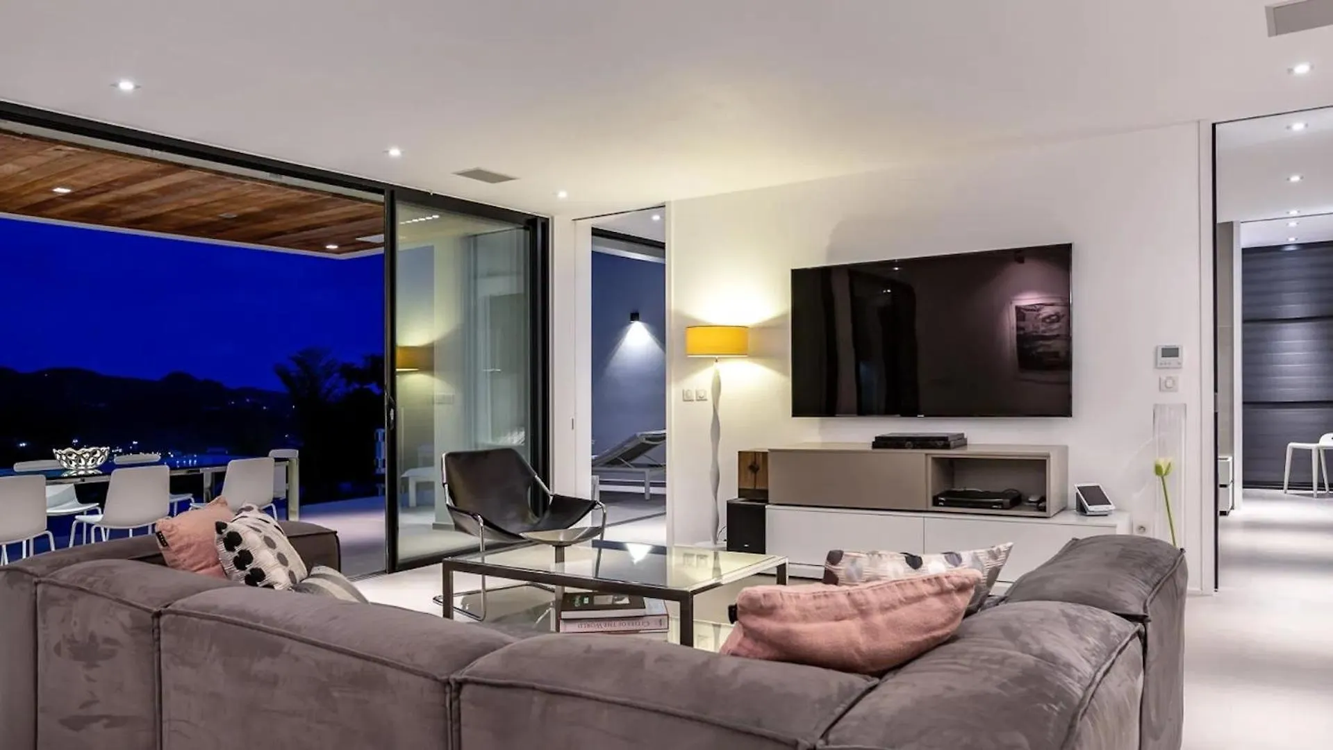别墅 Sleek Caribbean Home With Heated Pool 古斯塔维亚