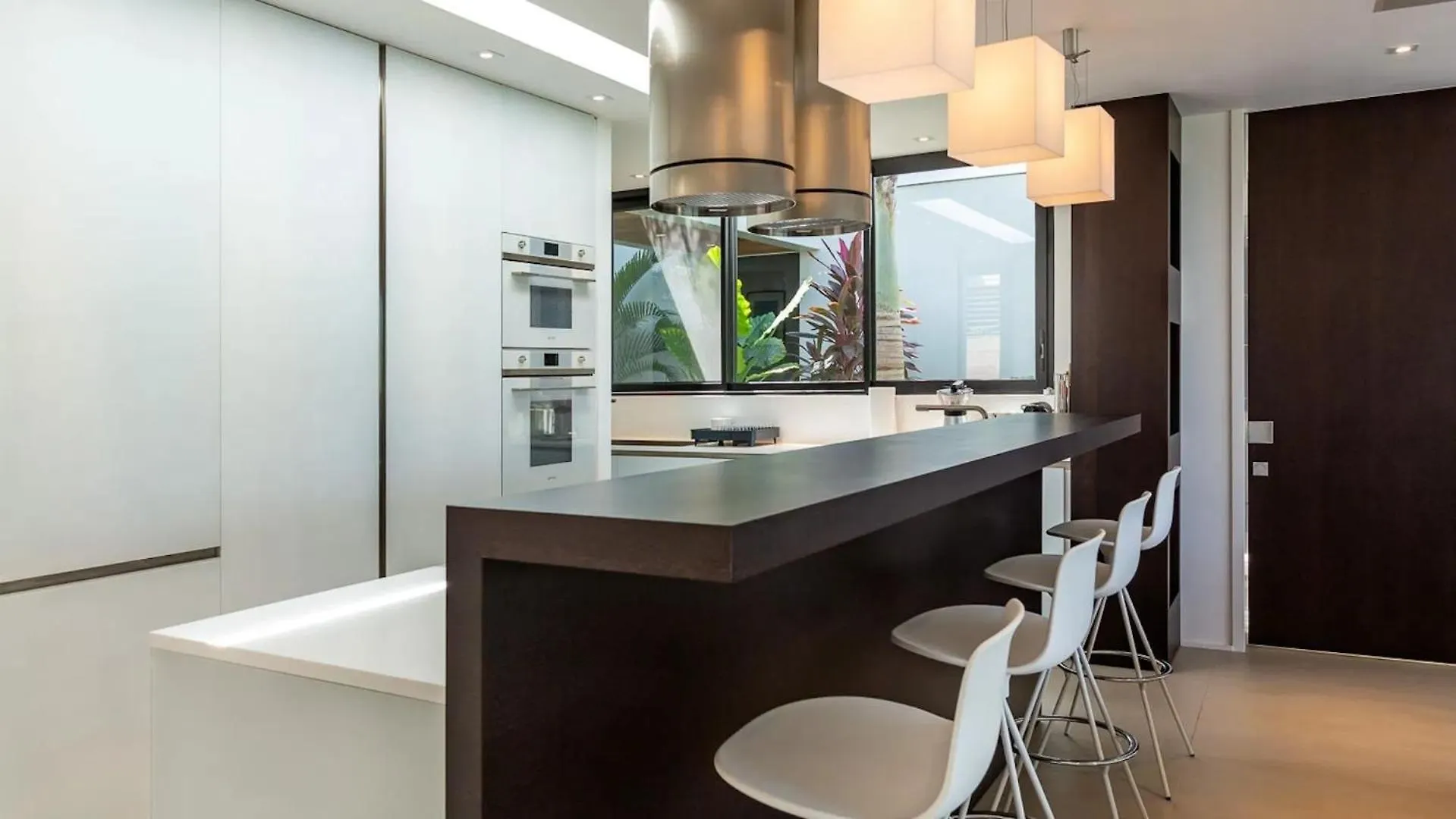 Sleek Caribbean Home With Heated Pool 古斯塔维亚 别墅
