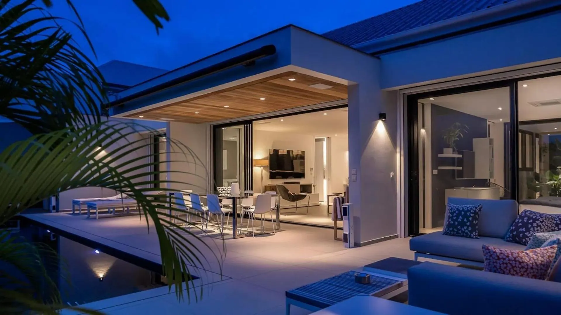 Sleek Caribbean Home With Heated Pool グスタビア