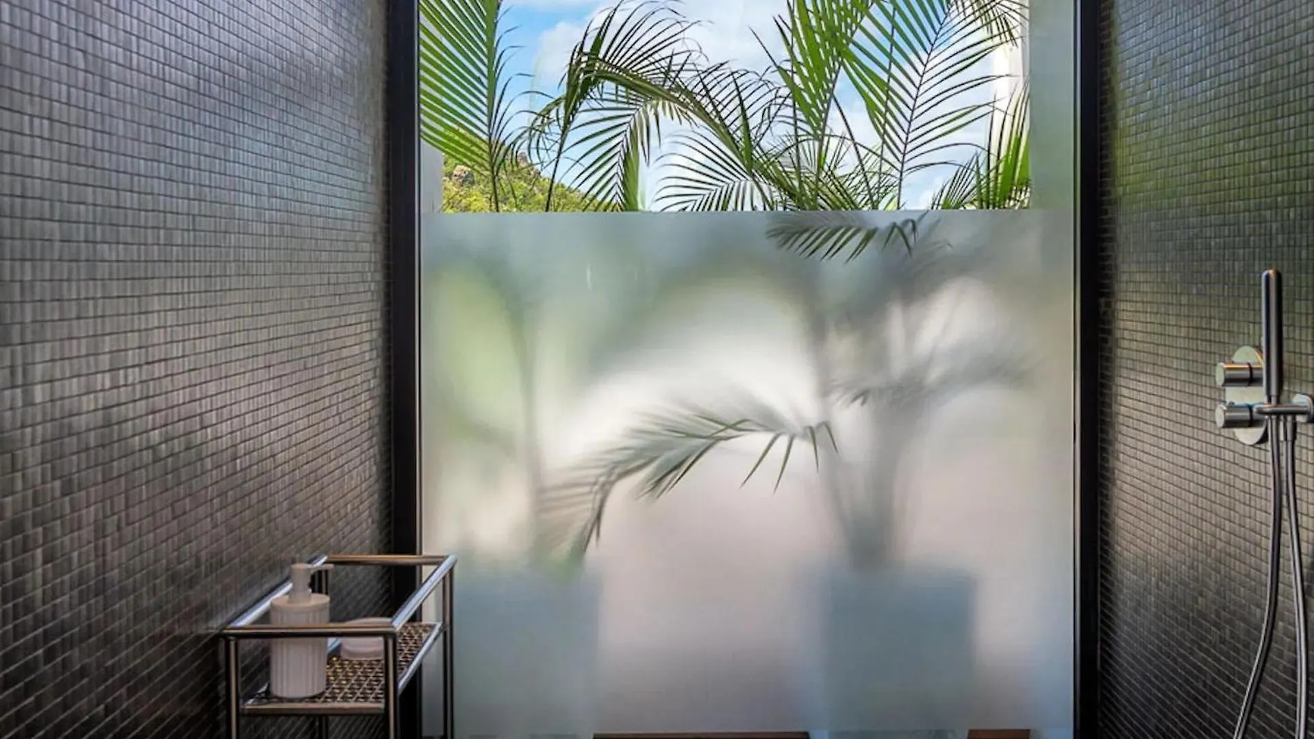 Sleek Caribbean Home With Heated Pool グスタビア ヴィラ