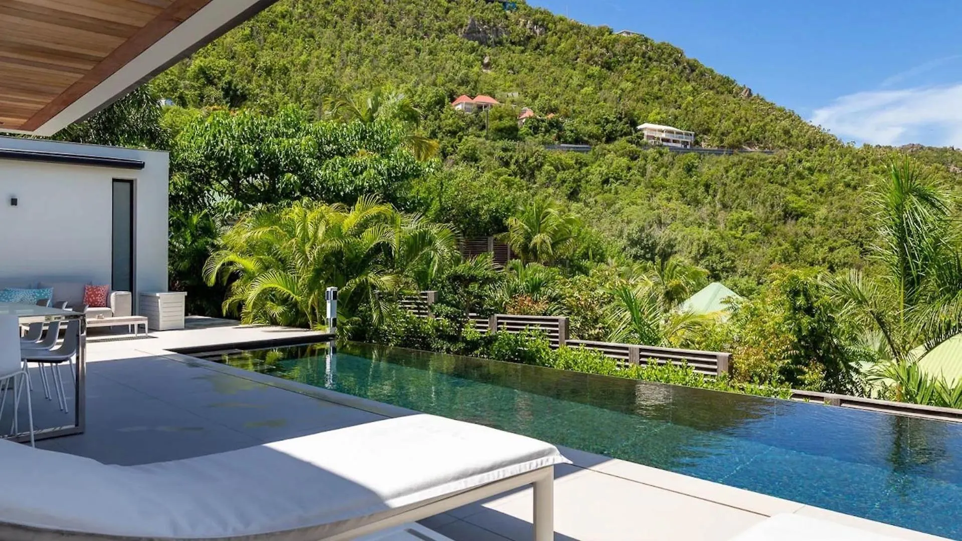Sleek Caribbean Home With Heated Pool グスタビア